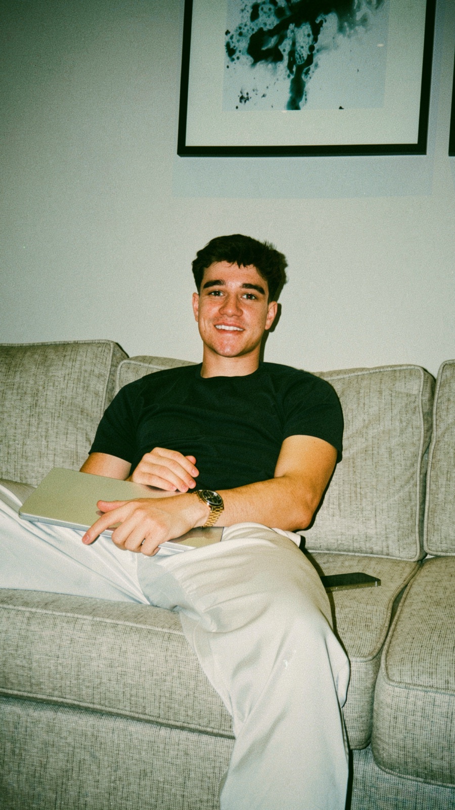 Danil auf dem Sofa mit Laptop