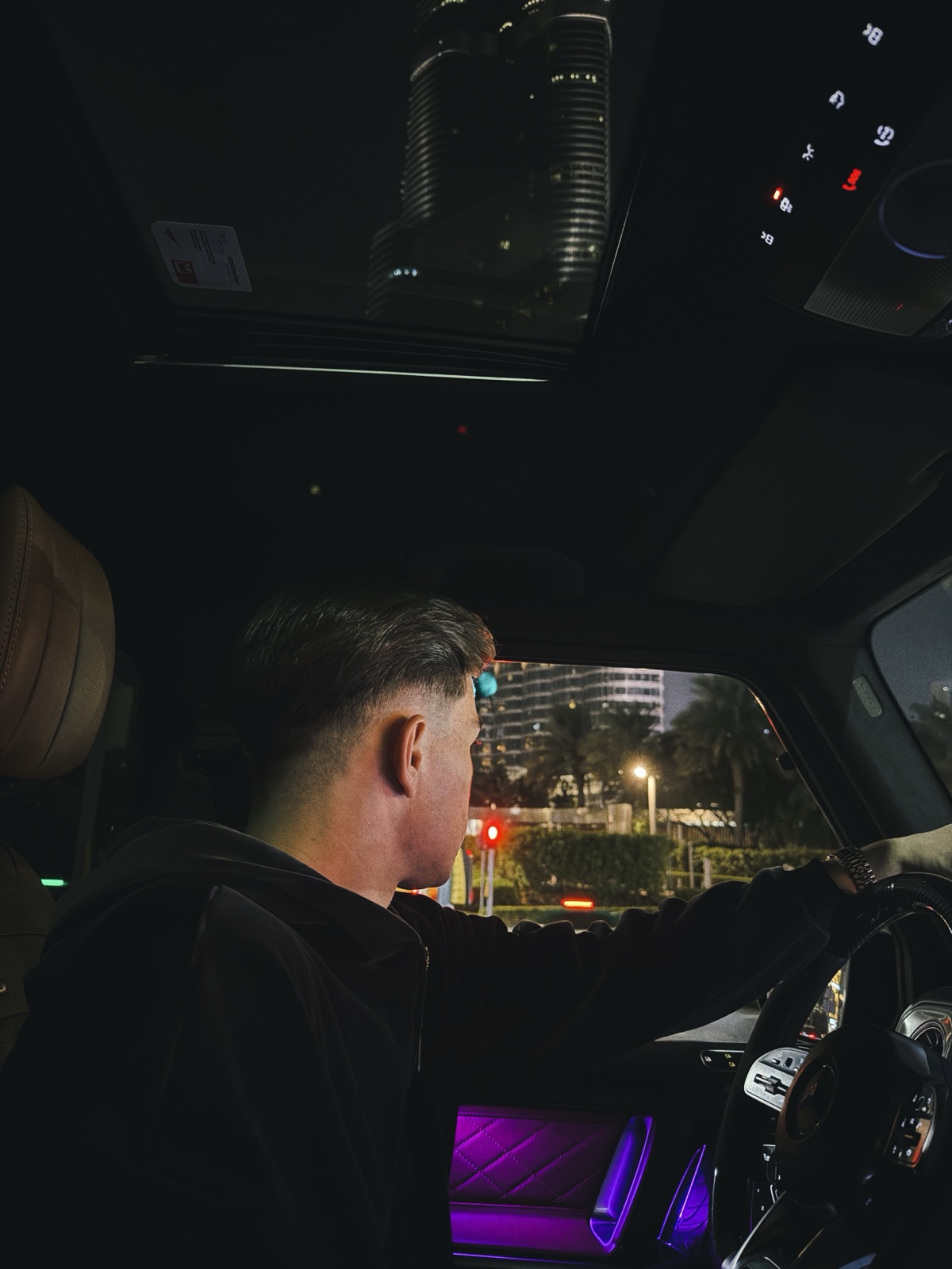 Danil im Auto bei Nacht in Dubai